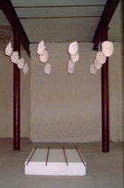 2009, Gips, Stahl, Spiegel, 140 x 30 x 30 cm
