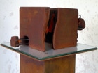 2009, Gips, Stahl, Spiegel, 140 x 30 x 30 cm